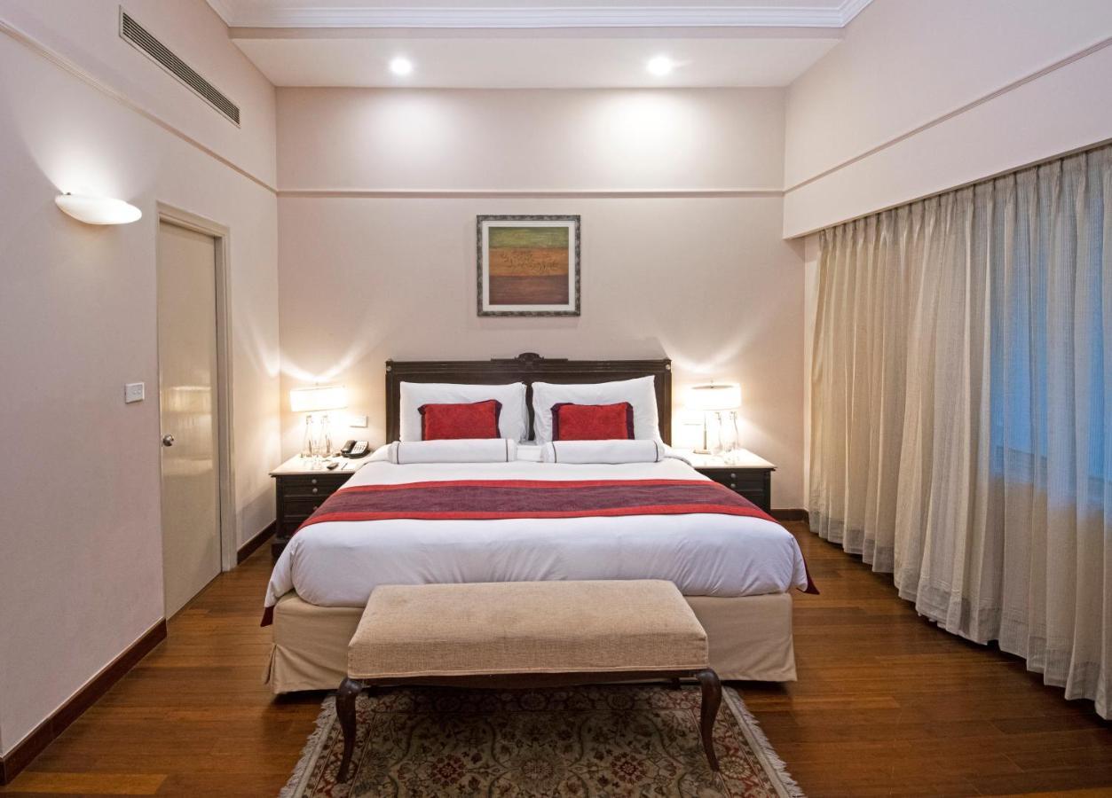The Claridges New Delhi Hotel Exterior photo A bedroom at the Taj Bengal