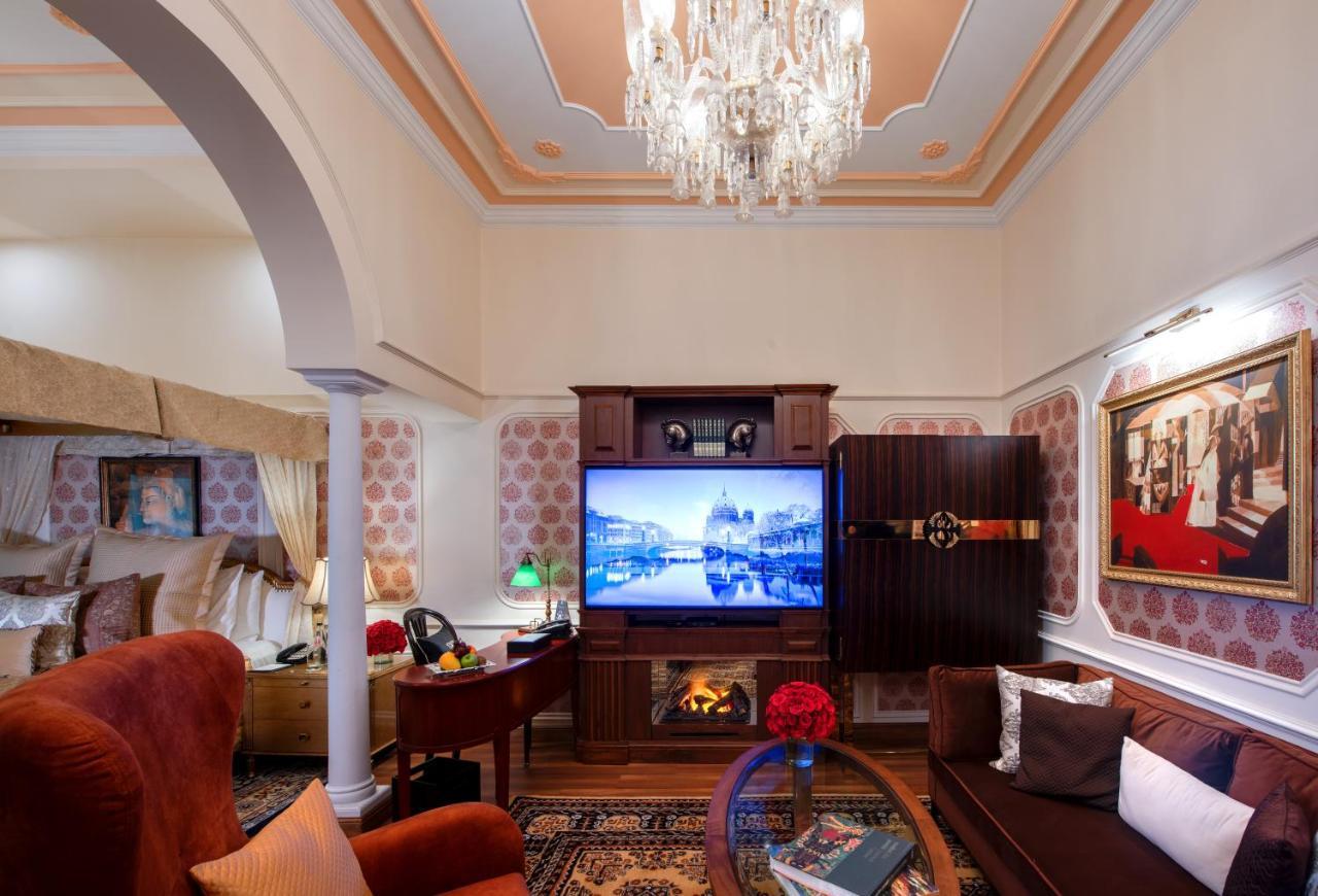 The Claridges New Delhi Hotel Exterior photo A living room in the Imperial Suite
