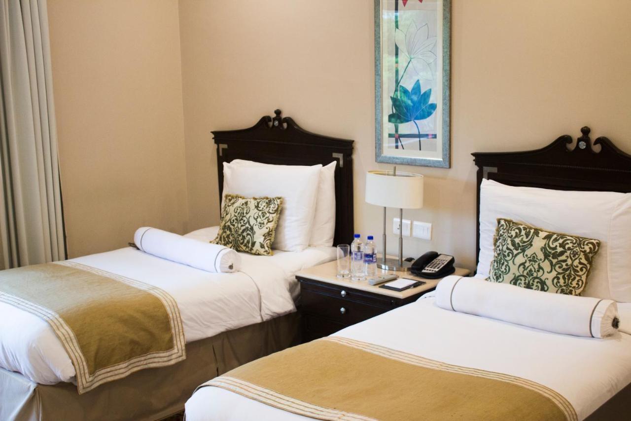 The Claridges New Delhi Hotel Exterior photo A room at the Taj Bengal
